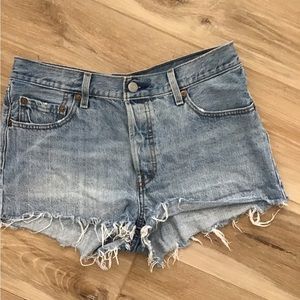 Levi’s 501 Cutoffs 29